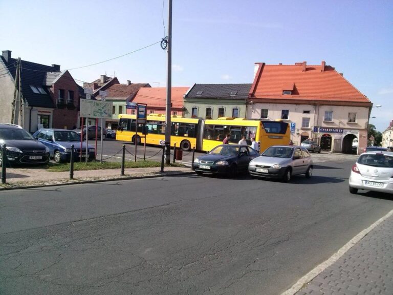 e-pyskowice.pl: Kolizja autobusu z autem